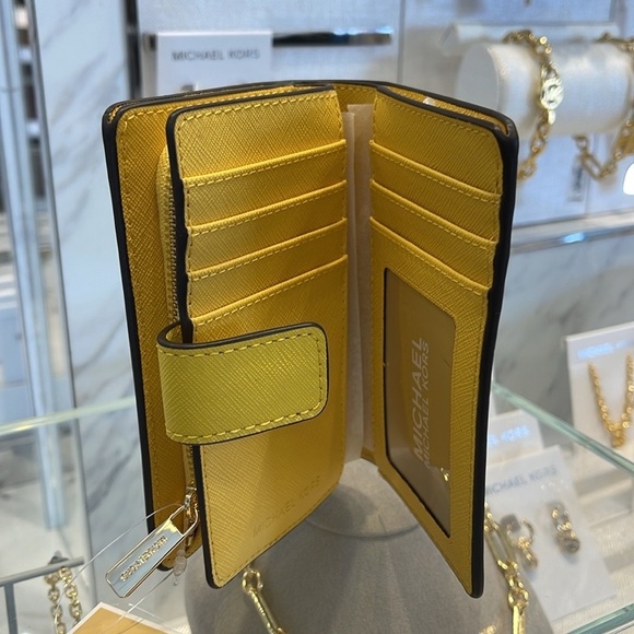 Michael Kors Medium Crossgrain Leather Wallet
COLOR GOLDEN YELLOW
NWT - Picture 4 of 16